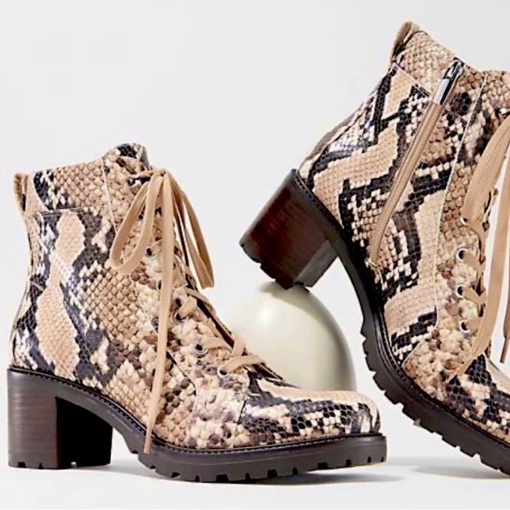 NWOT Vince Camuto Gaviana Leather Lace-Up Ankle Snake Print boots size 7